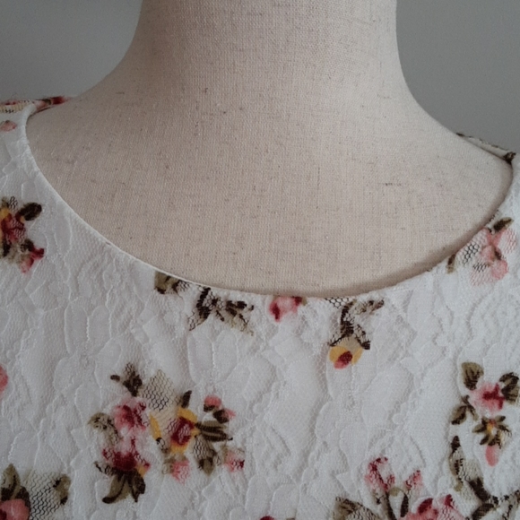 SALE Jessica Howard Floral and Lace Dress - Picture 3 of 10